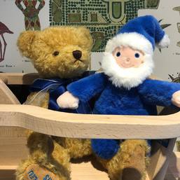 Notre Nain Bleu fabriqué en France, tout juste accueilli par notre Teddybear fabriqué en Allemagne 💙. 

#peluchenainbleu #oursaunainbleu #peluchemadeinfrance #teddybear #teddybears #magasindejouets #boutiquedejouetsparis1 #aunainbleuofficiel