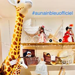 Sylvie la girafe mesure 2m50, elle veille sur toutes nos poupées,  et leurs accessoires 💙

#peluchegéante #peluches #poupéefrançaise #poupée #jeuxetjouets #beauxjouets #magasindejouetsparis #aunainbleuofficiel