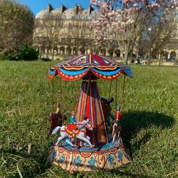 Notre carrousel musical se trouve aussi au Jardin des Tuileries 💙 Objet de décoration en bois, résine, ou métal, nos carrousels musicaux bercent aussi les plus petits, d’une douce mélodie. 

#carrouseldecoration #chambreenfant #jouetmusical #beauxjouets #magasindejouets #aunainbleuofficiel