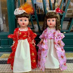 Joséphine et Louise se baladent  dans Paris. Nos élégantes poupées sont en vinyle, elles sont articulées, et fabriquées en Europe. 

#poupée #poupéedecollection #poupéeporcelaine #poupéedumonde #poupéefrançaise #cadeauxenfants #aunainbleuofficiel